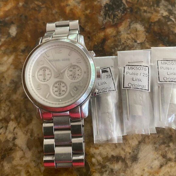 Michael Kors MK 5304 Ladies Watch  Chronograph  Mother Pearl Extra Links Working - Picture 9 of 9